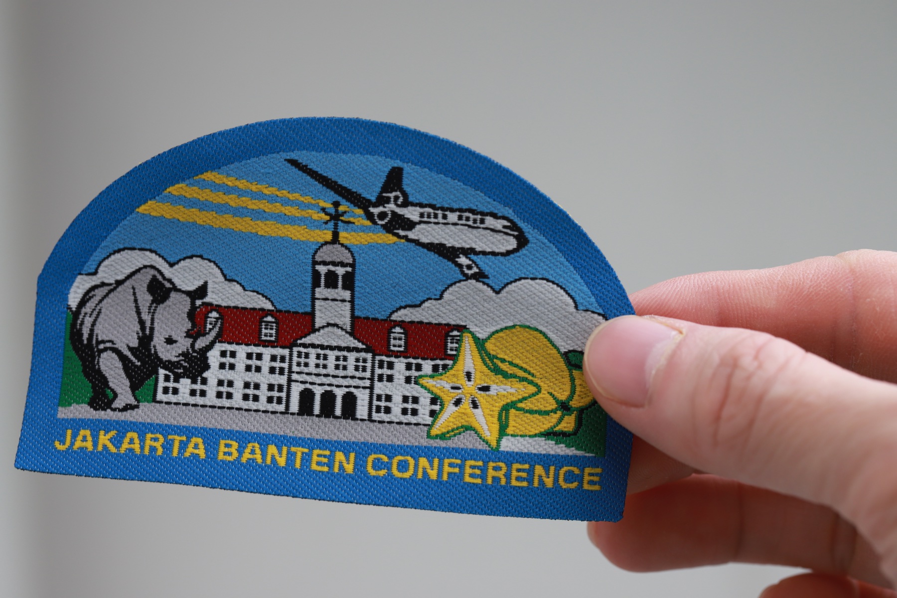 Detail tenunan berwarna pada patch Jakarta Banten Conference