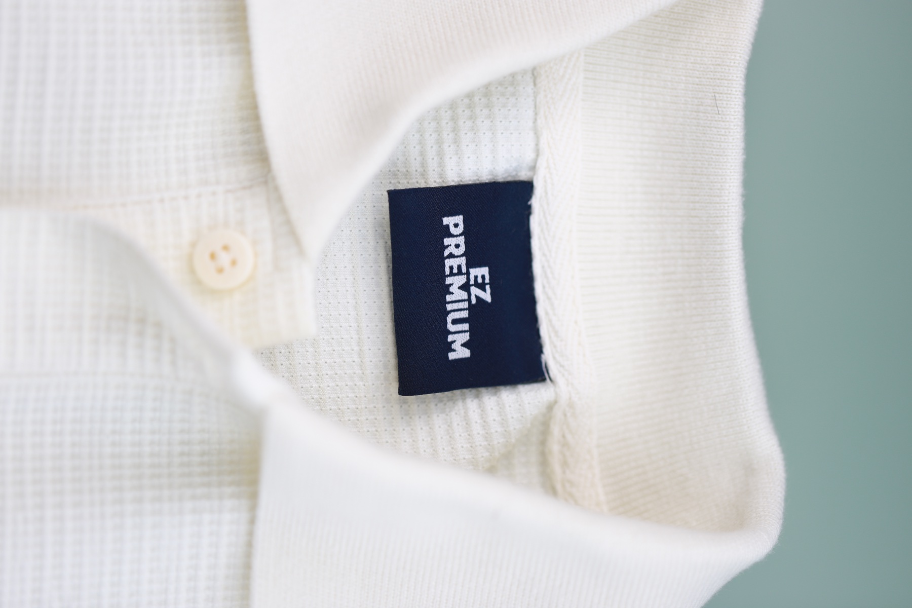 Label tenun biru terpasang rapi pada kemeja putih